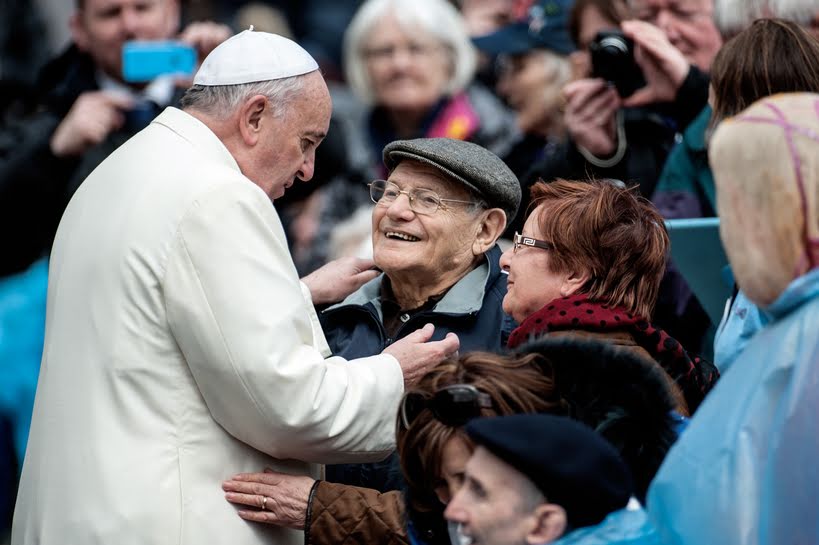 Papa-Francisco-con-ancianos